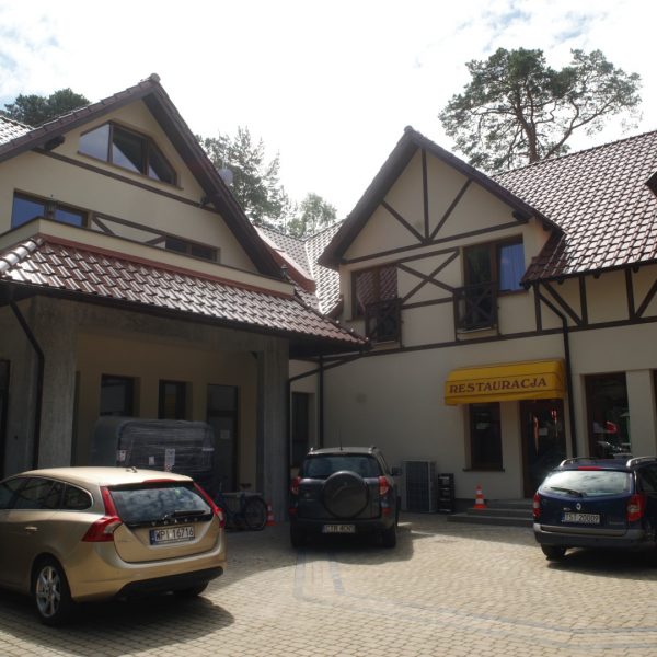 Pokrycie dachu dachówką Wienerberger Alegra 9 w barwie ceglastej angoby szlachetnej.